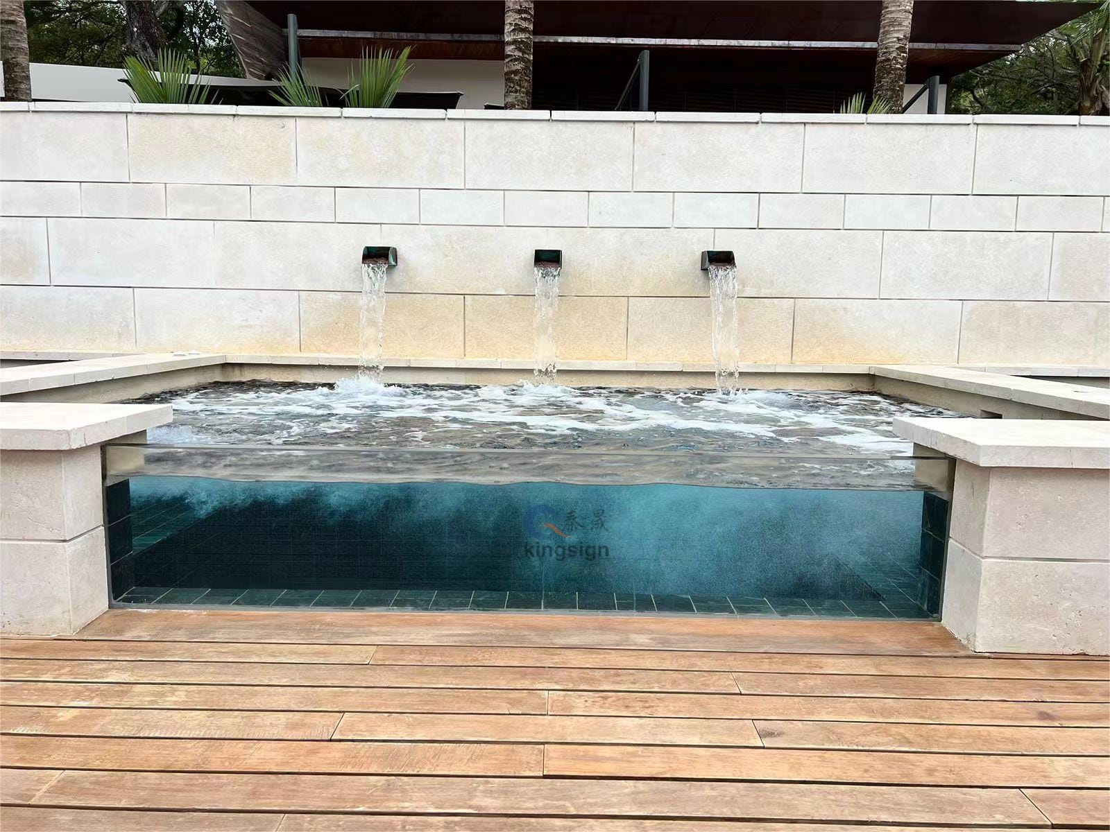 Tại sao tấm acrylic được sử dụng thay vì kính làm cửa sổ bể bơi?