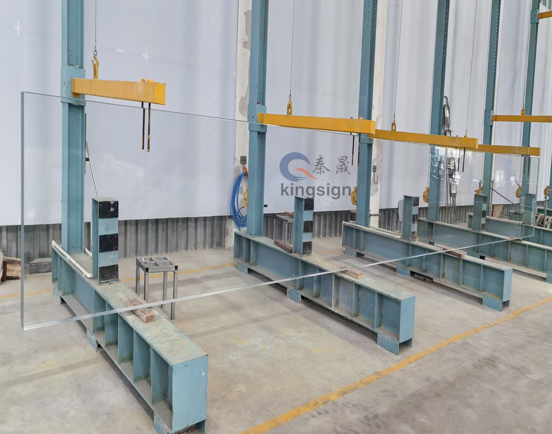 Sự khác biệt giữa plexiglass và kính cường lực là gì