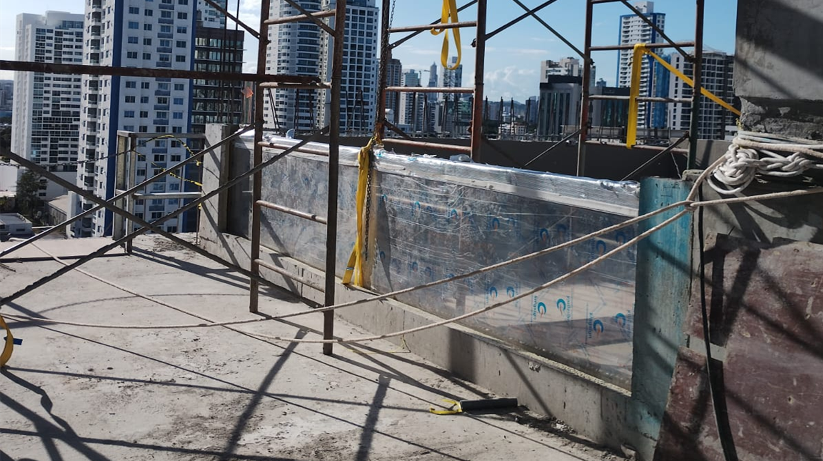 Tấm acrylic dày 100mm cho cửa sổ bể bơi ngoài trời